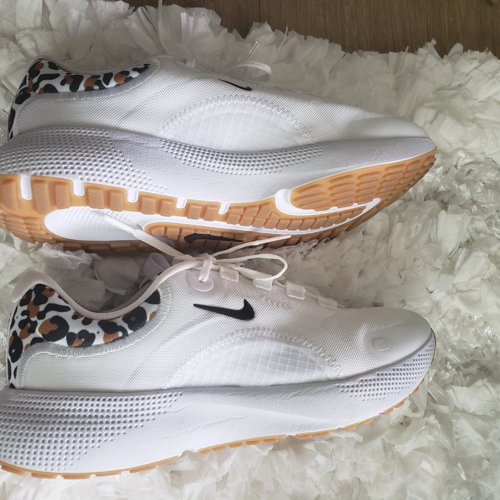 Rand new Nike Women's  Running Shoes - Picture 2 of 5